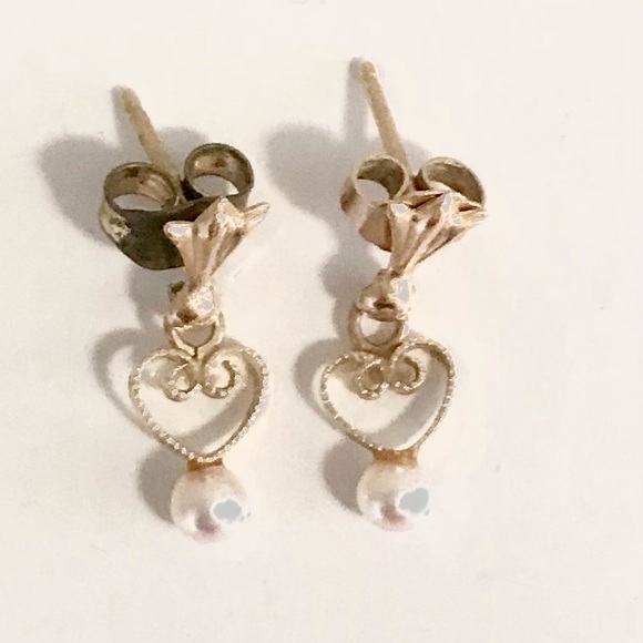 ⭐️HOST PICK⭐️ Vintage Gold heart drop earrings - Picture 2 of 4